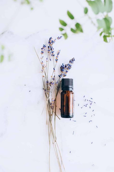 Lavender Oil Uses, Essential Oils For Inflammation, Lavender Linen Spray, Soya Mumu, Hello Glow, Face Scrub Homemade, Cleaning Recipes, Natural Diy, Best Essential Oils