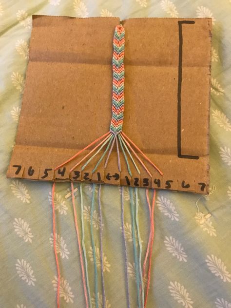 This has helped me so much when making these bracletts!! Making Bracelets With Cardboard, Friendship Bracelets Cardboard, Friendship Bracelet Holder, Bracelet Loop, Bracelet To Make, Friendship Bracelet Making, String Braclets Ideas, Friendship Bracelets For Beginners, Strung Bracelet