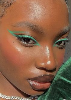 Fun Colorful Eyeliner, Funky Eyeliner Looks, Funky Eyeliner, Trendy Eyeliner, Colorful Eyeliner, Colored Eyeliner, Eyeliner Looks, Eyeliner, Makeup Looks