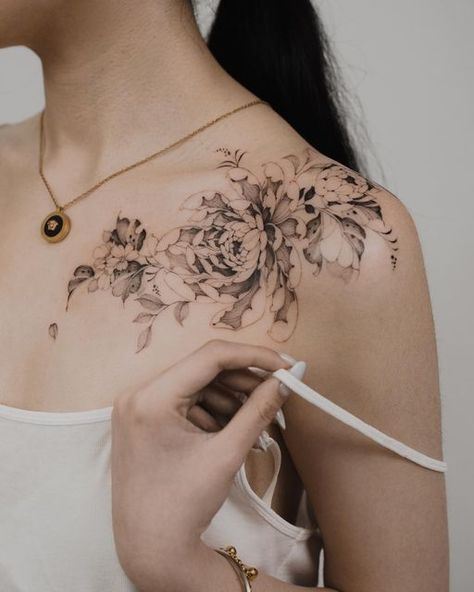 Chrysanthemum Flower Tattoo, Tattoos For Female, Women's Tattoos, Shoulder Sleeve Tattoos, Rose Tattoo Thigh, Hip Tattoos, Chrysanthemum Tattoo, Female Tattoos, Tattoos For Girls