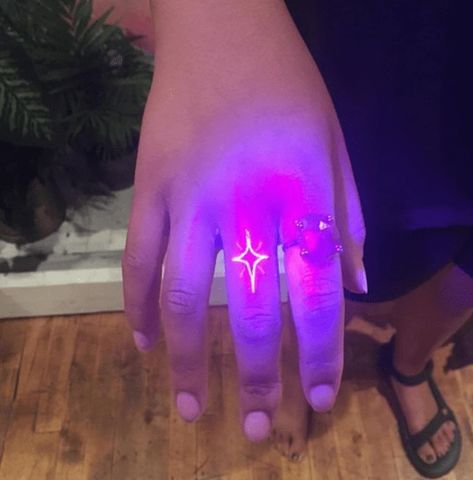 Uv Ink Tattoos, Glow Tattoo, Black Light Tattoo, Sparkle Tattoo, Tattoo For Boyfriend, Uv Tattoo, Finger Tattoo For Women, Light Tattoo, Artists And Models