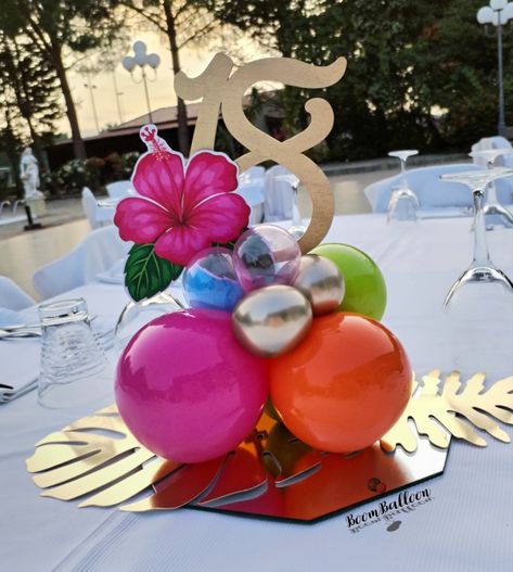 Tropical Balloon Centerpieces, Hawaiian Centerpieces, Pool Party Centerpieces, Flamingo Themed Party, Hawaiian Party Decorations, Graduation Party Centerpieces, Party Table Centerpieces, Luau Theme Party, Hawaiian Birthday