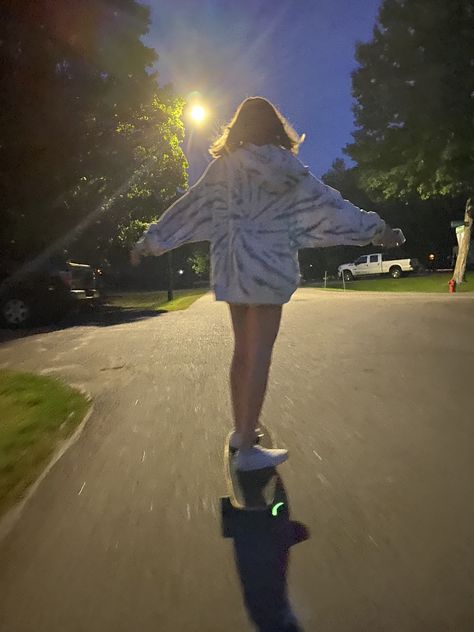 Skating Aesthetic Night, Skateboard Aesthetic Girl, Girl Skateboarding Aesthetic, Skate Aesthetic Girl, Skatergirl Aesthetic, Longboard Aesthetic, Skating Pics, Skater Girl Aesthetic, Skateboarding Aesthetic