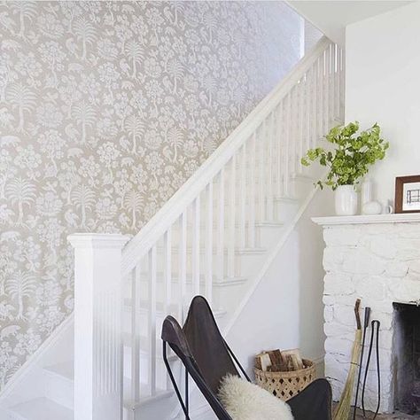 We love @tami_omalley's use of wallpaper to create a light and bright accent wall going up the stairs. || #brightwhitewednesday Ideas For Stairway Walls, Wallpaper Staircase, Stairway Walls, Accent Wall Entryway, Schumacher Wallpaper, Stair Wall, Staircase Wall, Wallpaper Accent Wall, Wallpaper Trends