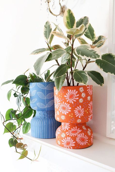 Protein Powder Container, Plastic Container Crafts, Flower Wall Hanging Decor, Room Hanging Decor, Diy Paper Wall Hanging, Reuse Containers, Upcycle Plastic, Wall Hanging Ideas, Colorful Planters