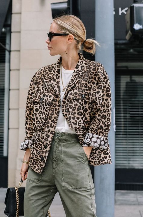 Fall Fashion Coats, Animal Print Outfits, Leopard Print Jacket, Green Pants, Looks Chic, Cargo Pants Women, 가을 패션, Print Jacket, Inspiration Mode