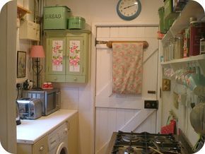 English Cottage Kitchens, 1940s Kitchen, English Cottage Interiors, English Country Cottage, Cosy Kitchen, Cottage Kitchens, Cottage Interiors, Cozy Kitchen, Chic Kitchen