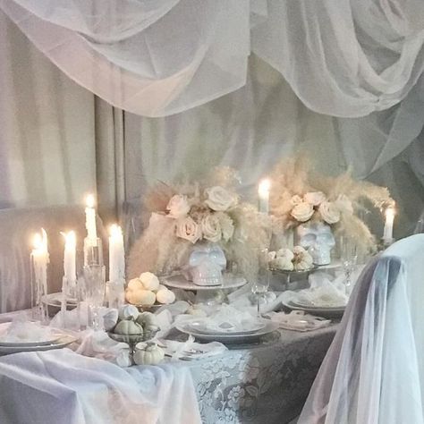 Marie 💋 on Instagram: "You are cordially invited to my Ghostly White Halloween Dinner to be my ghost of honor! I’m serving a 5-corpse killer menu. It’s going to be a haunting affair! 🍽️🤍🕯️ I'm not a big Halloween enthusiast. But, never one to turn down an opportunity to design a holiday table and to throw a fabulous dinner party at home, I styled a table that celebrates Halloween; the Marie-way! You don't need orange and black to throw an awesome Halloween party (although, I have). To prove Ghost Table Centerpiece, Ghost Table Wedding Decor, White Halloween Cake, Black And White Halloween Party Decor, Elegant Halloween Dinner Party Table, Halloween Formal Dining Table, Black And White Halloween Party, White Halloween Party, Dinner Party At Home