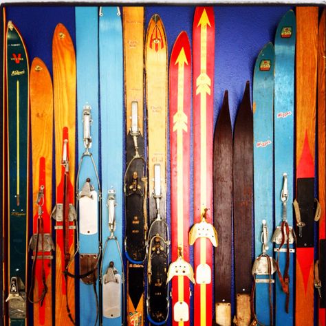 Fab old skis Water Ski Decor Ideas, Ski Decor Ideas, Lodge Family Room, Water Ski Decor, Winter Cabin Decor, Ski Cabin Decor, Antique Skis, Sled Decor, Cabin Winter