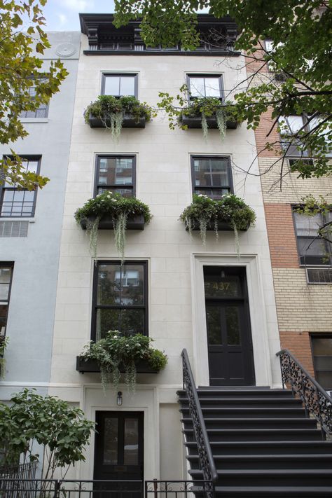 True Blue: A Jolt of Color Enlivens a Manhattan Townhouse Garden Renovation Facade, Townhouse Garden, Townhouse Exterior, Townhouse Designs, Garden Windows, Row House, Window Boxes, City House, Window Box