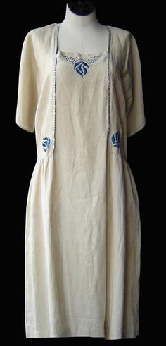 1920s Arts & Crafts Linen dress. All the links are dead, but I'd love to find/make a pattern for this. Style Année 20, 1920 Fashion, 20th Century Fashion, 20s Fashion, 1920s Dress, Retro Mode, Historical Costume, 1920s Fashion, Moda Vintage