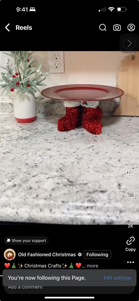 Diy Christmas Serving Tray Dollar Tree, Plastic Tray Diy Ideas, Serving Platter Ideas, Serving Tray Ideas, Diy Holiday Treats, Dollar Tree Plates, Christmas Trays, Christmas Serving Tray, Plastic Serving Trays