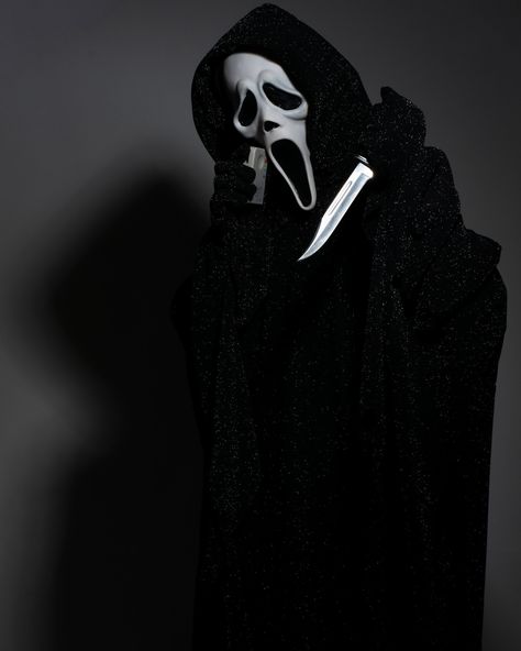 Scream 1996 robe made by hand exactly replicated as the movie. waiting time between 4 to 8 weeks Ghost Face On The Phone, Ghostface Scary Movie, Ghostface Cosplay, Scream Pfp, Halloween Pumpkins Carvings Designs, Scream Aesthetic, Ghostface Costume, Scream Face, Ghostface Mask