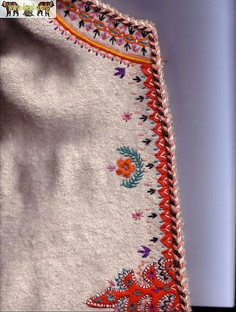 Polish Beadwork, Balkan Embroidery, Polish Embroidery, Historic Embroidery, Polish Folk Art, Polish Folk, Museum Displays, Medieval Costume, Wide Leather Belt