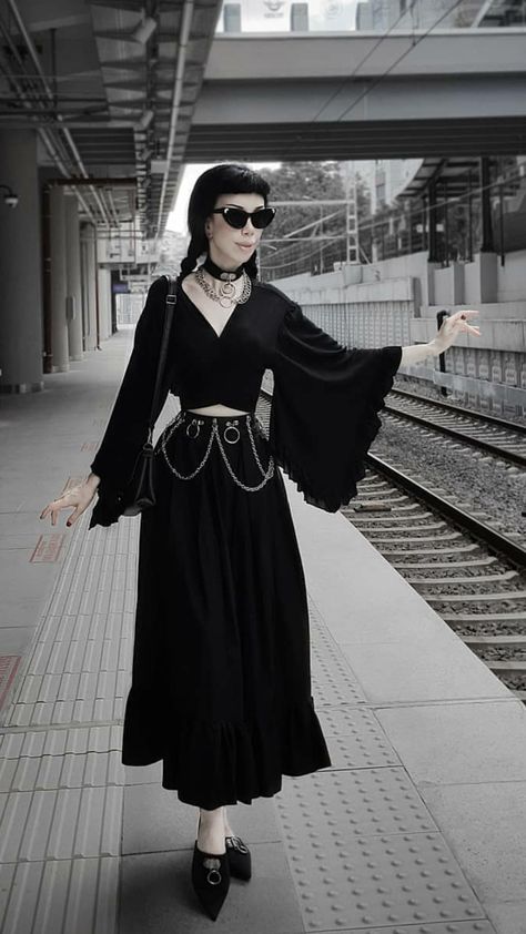 Gothic Summer Dress, Goth Outfit Inspiration Summer, Elegant Gothic Fashion, Modest Goth Fashion, Modern Gothic Fashion, Simple Gothic Outfits, Feminine Goth Outfit, Modest Goth, Elegant Goth Outfits