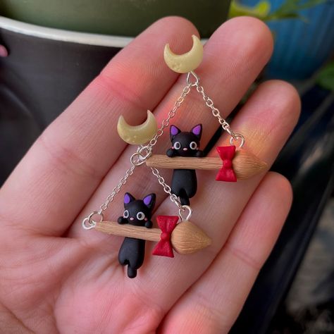 Halloween Clay Charms, Cool Clay Earrings, Polymer Clay Animal Earrings, Halloween Jewelry Diy Ideas, How To Make Clay Earrings, Halloween Polymer Clay Earrings, Halloween Clay, Miniature Sculpture, Diy Earrings Polymer Clay