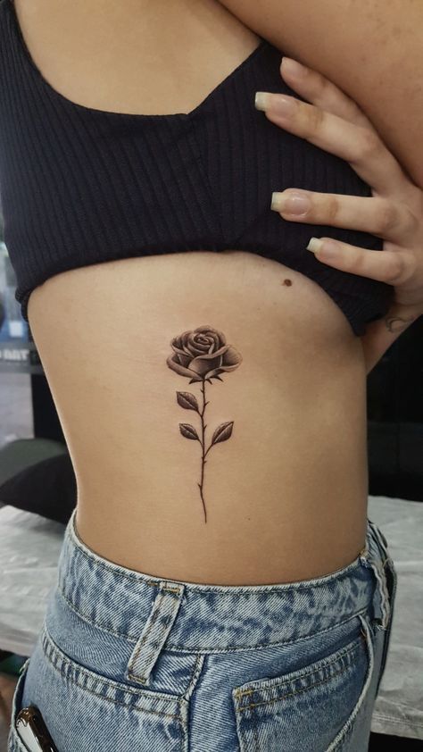 Rose Rib Tattoos, Rose Tattoo On Side, Flower Tattoo On Ribs, Minimal Tattoo Designs, Minimal Tattoo Ideas, Tattoo Disney, J Tattoo, Rose Tattoos For Women, Small Rose Tattoo