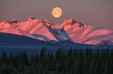 Chersky Range in the north-east of Siberia, Russia Russia Landscape, Scenic Photos, Sky Full Of Stars, Mountain Photography, Sunset Wallpaper, Russia City, Fantasy Landscape, Beach Art, Beautiful Photography