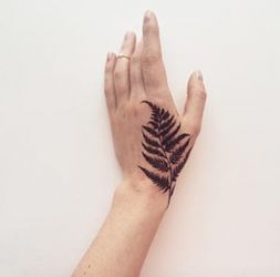 Fern Leaf Hand Tattoo Scientific Tattoo, Botanisches Tattoo, Fern Tattoo, Tattoo Henna, Handpoke Tattoo, Tattoo Zeichnungen, Muster Tattoos, Hand Tattoos For Women, Cool Tattoos For Guys