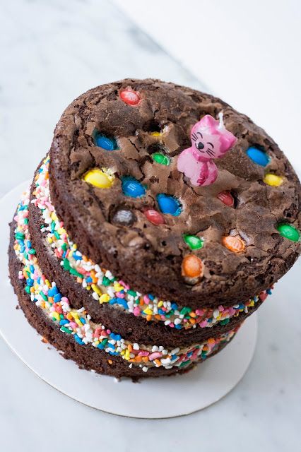 Brownies Birthday Cake Ideas, Brownie Birthday Cake, Brownie Birthday, Birthday Cake Brownies, Birthday Brownies, Cake Brownie, Chocolate Brownie Cake, Colorful Desserts, 16 Birthday Cake