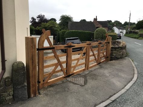 Double Wooden Gates Driveways, Wood Gate Design, Double Wooden Gates, Wooden Electric Gates, Yard Gates, Front Garden Entrance, Electric Driveway Gates, Double Gates, Gates Driveway