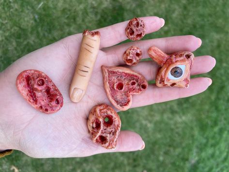 Clay Sculpture Gore, Disturbing Clay Art, Gore Crafts, Jewelry Gore, Creepy Air Dry Clay Ideas, Polymer Clay Horror, Creepy Clay Ideas, Clay Oddities, Tiny Clay Ideas