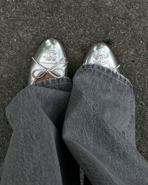 Silver shoes this season are trending according to our lab of research📝📈! Do we love it? Silver Shoes Aesthetic, Silver Flat Shoes, Shoe Aesthetic, Shoes Aesthetic, Flat Shoe, Silver Flats, Color Story, Spring Fashion Trends, Silver Shoes