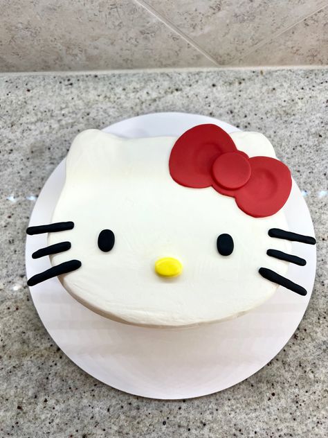 Food To Share, Kitty Birthday Cake, Hello Kitty Birthday Cake, Cake With Buttercream, Artistic Ideas, Kitty Cake, Shaped Cake, Hello Kitty Cake, Hello Kitty Birthday