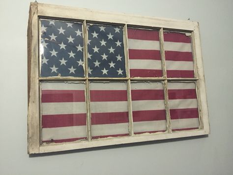 American flag decor. Americana. DIY. Antique window pane. Window Projects. Window repurpose. Window Repurpose, Christmas Diy Presents, Circle Living Room, Rustic Projects, Painted Window Art, Repurposed Windows, Picture Arrangements, Patriotic Projects, Antique Window