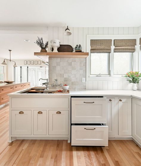 Check out these gorgeous kitchens featuring vertical shiplap as the backsplash instead of traditional tile! This is a fun and unique way of adding some charm to your kitchen. Vertical Shiplap Kitchen, Shiplap Kitchen Backsplash, Cottage Kitchen Remodel, Dishwasher Drawers, Kitchen Cabinet Molding, English Cottage Kitchens, Vertical Shiplap, Shiplap Kitchen, Folding Patio Doors