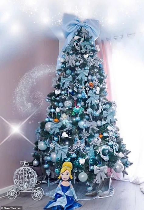 Cinderella Christmas Tree, Disney Christmas Tree Theme, Frozen Christmas Decorations, Disney Christmas Diy, Cinderella Christmas, Frozen Christmas Tree, Disney Christmas Decorations, Disney Christmas Tree, Frozen Christmas