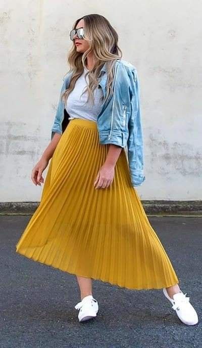 Yellow Pleated Skirt Outfit, Mustard Skirt Outfit, Yellow Skirt Outfits, Yellow Pleated Skirt, Belle Outfit, Pleated Skirt Outfit, Dress Skirts, Long Skirt Outfits, Outfits Spring