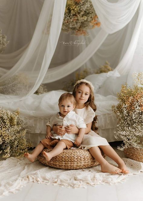 Christmas Scene Photoshoot, Cozy Photoshoot Studio, Indoor Fall Photoshoot Ideas, Winter Studio Photoshoot Ideas, Minimal Christmas Mini Session, Boho Studio Photography, Family Christmas Pictures Studio Mini Sessions, Christmas Mini Shoot Ideas, Simple Studio Christmas Mini Sessions