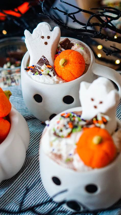 #madewithmott #halloween #chocolate #fall #halloweenrecipes #halloweenvibes #hotchocolate #halloweenparty #dessertboard #dessert #halloweendessert #easyrecipes Hot Cocoa Halloween, Spooky Hot Chocolate, Halloween Candy Aesthetic, Hot Chocolate Halloween, Halloween Slumber Party, Halloween Hot Cocoa, Halloween Bark Recipes, Halloween Hot Chocolate, Fall Hot Chocolate