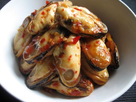 Sweet Chilli Marinated Mussels – Hiroko's Recipes Marinated Mussels, Best Mussels Recipe, Chilli Mussels, Mussels Recipe, Fish Shop, Couscous Recipes, Clam Recipes, Stuffed Shells Recipe, Sweet Chilli Sauce