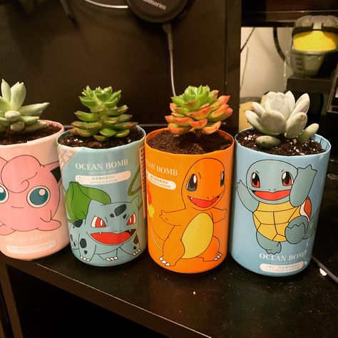 Soda Can Flower Pot, Painting Soda Cans, Soda Can Room Decor, Soda Can Decor, Recycling Workshop, Soda Can Flowers, Tin Can Flowers, Soda Can Crafts, Diy Planter