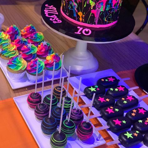 Neon Glow Party Snacks, Black Light 21st Birthday, Glow Skate Party Ideas, Neon Glow Cake Ideas, Glow Skating Party Ideas, Neon Theme Sweet 16, Black And Neon Birthday Party, Neon Birthday Food, Neon Skating Party Ideas