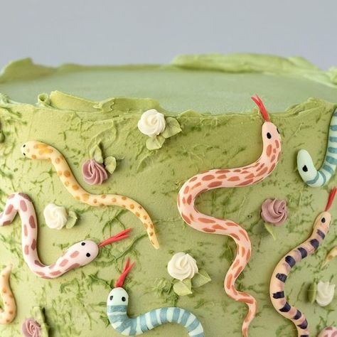 Vegan Treats, Inc. on Instagram: "Snakes on a cake! 🍰 This adorable slithery and sweet cake decorated with little snakes, is the perfect treat to jumpstart your weekend! We are here until 10pm!   The soft serve this weekend is blueberry cheesecake. 🍦  #SpringCake #FridayFeeling #SnakeCake #cake #vegancake #vegantreats #vegantreatsbakery #cakesofig #cakedesign #bethlehempa #cakestagram  #cakespiration #cakesofinstagram #cakestyle #vegansofig #plantbased  #cakedecorating #handpaintedcake #loveanimals #snake #greencake #snakes #snakelover" Snake Cake Topper, Snake Cakes For Kids, Cheesecake Decorating, Snake Birthday Cake, Insect Cake, Snail Cake, Animal Birthday Cake, Bug Birthday Cakes, 24th Birthday Cake