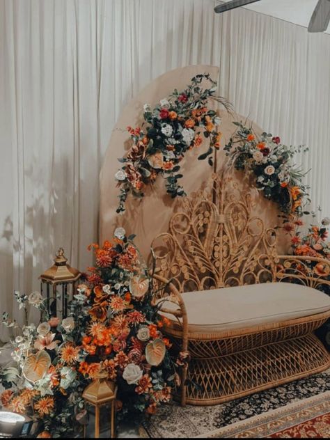 Pelamin Rustic Simple, Pelamin Classic, Pelamin Tunang Simple Klasik, Pelamin Aesthetic, Backdrop Design For Wedding, Pelamin Klasik Tradisional Melayu, Hantaran Klasik, Malay Wedding Pelamin Rustic, Mini Pelamin Nikah