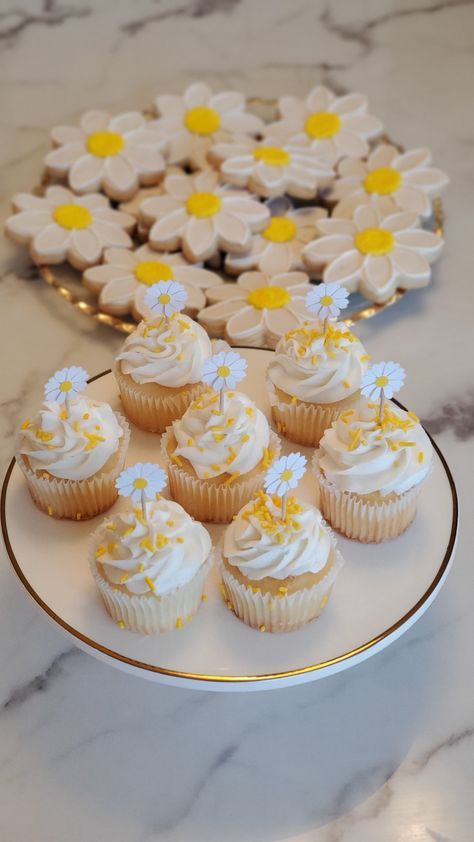 Daisy Theme Birthday, Daisy Cupcakes, Daisy Theme, Daisy Baby Shower, Flower Birthday Party, 1st Birthday Girl Decorations, Daisy Cakes, Daisy Party, First Birthday Party Themes