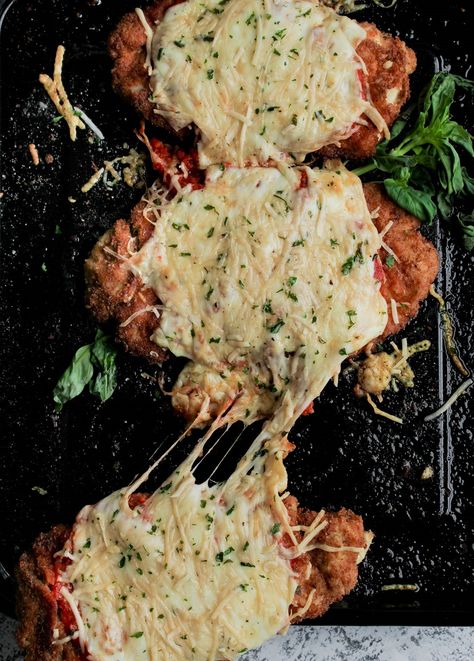 Enjoy this crispy, gluten-free chicken parmesan in no time at all, made with only a few simple ingredients. | Gluten free chicken parmesan recipe | Crispy gluten free chicken parmesan | grainfreetable.com Gluten Free Chicken Parmesan, Chicken Parm Recipes, Cornflake Chicken, Gluten Free Panko, Gluten Free Chicken Recipes, Chicken Parmesan Recipe, Breaded Chicken Breast, Chicken Parmigiana, Baked Chicken Parmesan