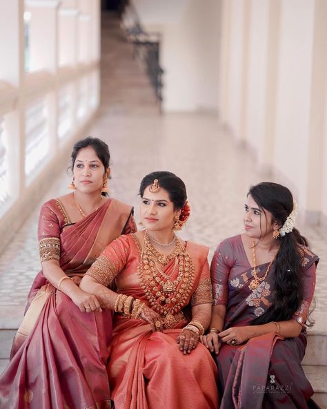 South Indian Bridesmaids, Casual Blouse Designs, Wedding Group Photos, Sisters Photoshoot Poses, Indian Bridesmaids, Sister Poses, Sisters Photoshoot, Wedding Photoshoot Poses, Indian Wedding Photography Poses