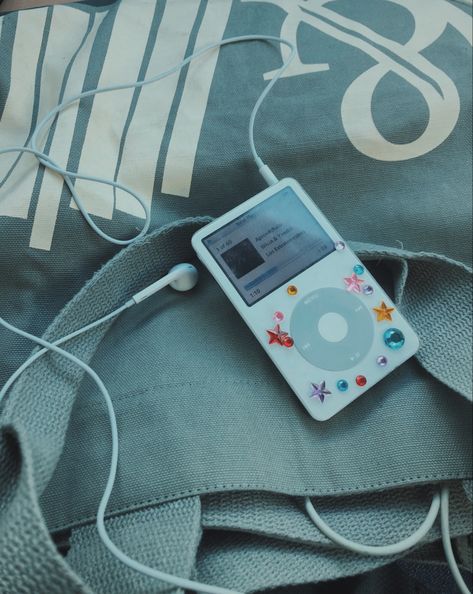 #ipod #totebagaesthetic #barnesandnoble #totebaggirlie #tiktok #twilightfilter #2000saesthetic Old Ipod Aesthetic, Dumbphone Aesthetic, Good Music Aesthetic, Ipod Nano Aesthetic, 2000s Ipod Aesthetic, Ipod Touch Aesthetic, Ipod Classic Aesthetic, Ipod Aesthetics, Ipod Aesthetic