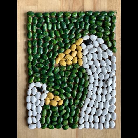 bean mosaic tutorial:🩷🤍💛 This is a project I did with my little brother for one of his summer art lessons. (Swipe to see Trevor’s!) 🫘Bean mosaics are such a fun & easy art lesson to use this fall with your students! Here’s simple instructions below.👇🏼 MATERIALS: ✨Dry beans of different shapes & sizes (I used black beans & great northern beans) ✨Cardboard or wooden plaque -something sturdy rather than a piece of paper ✨Elmer’s glue (use the liquid kind, not the stick) ✨Acrylic paint & b... Bean Art For Kids, Summer Art Lessons, Bean Mosaic, Mosaic Tutorial, Bean Art, Easy Art Lessons, Dry Beans, Northern Beans, Great Northern Beans