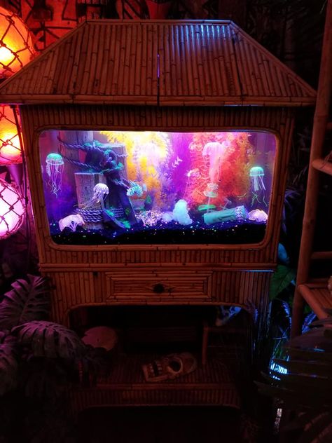 Fake aquarium inside old tv. Jellyfish from amazon. Old Tv Aquarium, Fake Fish Tank Diy, Fake Jellyfish Tank, Fake Aquarium Diy, Y2k Aquarium, Fish Terrarium, Fake Aquarium, Fake Fish Tank, Aquarium Pictures