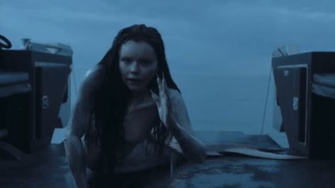 H2O and Mako Mermaids Siren Tv Show, Siren Gif, Sirens Tv, Mermaid Gif, Underwater Kiss, Pirate Mermaid, Mermaid Gifs, Siren Core, Black Siren