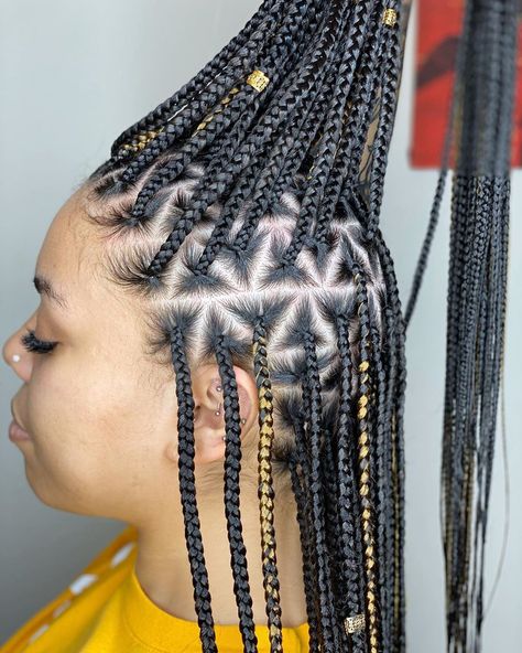 HOUSTON BRAIDER on Instagram: “🔻Medium Triangle Knotless braids 🔺 🌸Click the link in my bio to book your Appointment🌸 • • • • • • • • • • • • •  #houstonbraids…” Triangle Parting Pattern, Triangle Braids Hairstyles, Triangle Part Knotless Braids, Braids With Designs, Knotless Braids Medium, Yarn Braids Styles, Braids Designs, Braids Medium, Hair Braid Designs