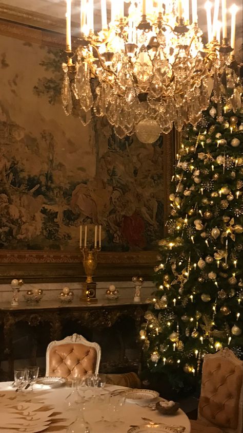 Glam Christmas Aesthetic, Old Fashioned Christmas Aesthetic, Rich People Christmas, Rich Winter Aesthetic, Rich Christmas Aesthetic, Old Money Christmas Aesthetic, Christmas Old Money, Aesthetic Winter Christmas, Indian Castle