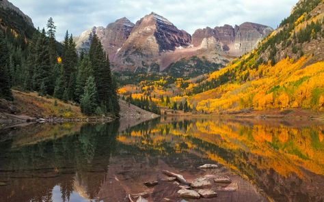 21 Best Places to See Fall Foliage in the United States | Travel + Leisure Colorado Towns, Sky Lights, Road Trip To Colorado, Fall Vacations, Iceland Waterfalls, Maroon Bells, Sunrise Photos, Hiking Spots, Beautiful Places In The World