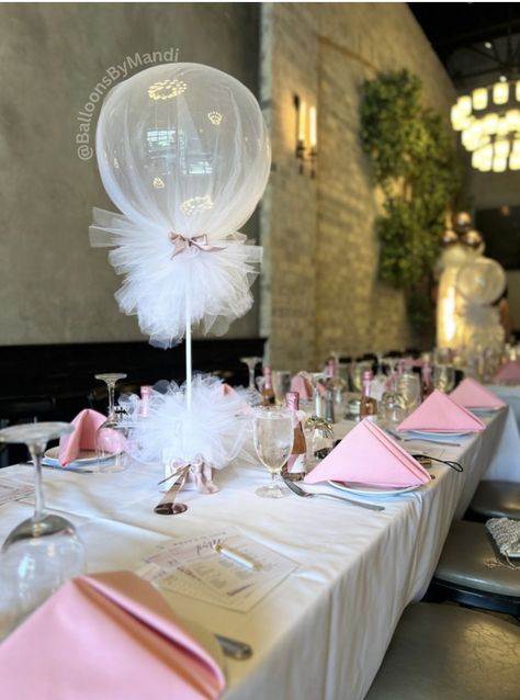 Tulle Centerpiece, Balloon Centerpieces Diy, Tulle Balloons, Tutu Centerpieces, Balloon Table Centerpieces, Communion Centerpieces, Christening Balloons, Diy Balloon Decorations, Fourth Birthday